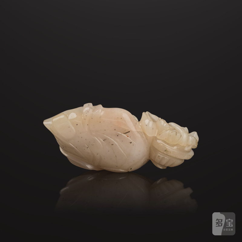 清 十八/十九世紀 白玉髓雕人物坐像 | PETITE STATUETTE D'UN LETTRÉ ASSIS EN AGATE CORNALINE BLANCHE SCULPTÉE - 图4